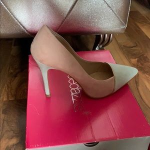 Stiletto. Only worn to try on around the house.